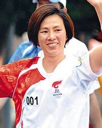 我相信大家都希望香港體壇能有更多像 黃金 寶、李麗珊、 趙詠賢、蔡曉慧、傅家俊等的傑出運動員。 我贊同我們也應推動風帆、單車、乒乓球等運動， 黃 金寶 及 李 麗 珊 的 確 為香港在國際體壇上爭光不少，但這是一人表演的舞台，我們很難找出團隊 的象徵或. 香港政經新聞: 2009-08-30