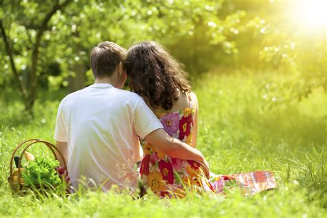 How to Plan a Romantic Picnic | Her Beauty
