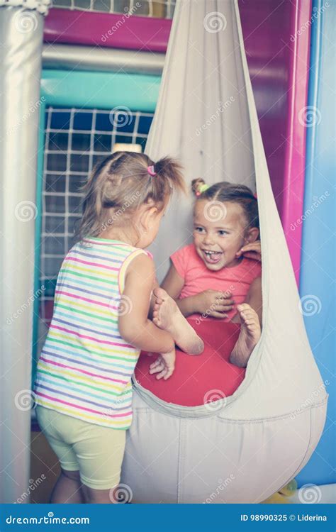 Deux Petites Filles Jouant Dans Le Terrain De Jeu Image Stock Image Du Playroom Oscillation