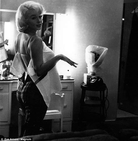 rare pictures of marilyn monroe show more relaxed side to glamorous star daily mail online