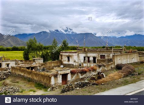 Typically Tibetan Hi Res Stock Photography And Images Alamy