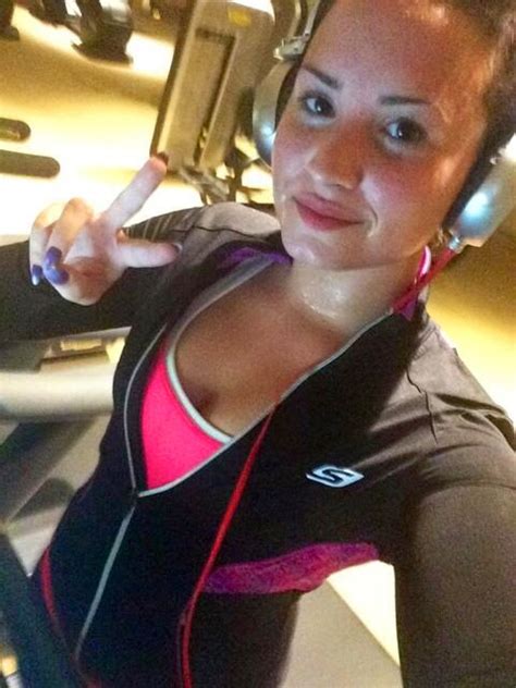 Chatter Busy Demi Lovato Shares Bikini Picture And No Makeup Selfie