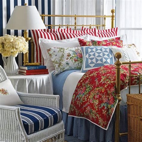 Blend in blue with shades like brown, red, white or white and the result is both elegant and exquisite. Inspiration for Decorating Red, White and Blue Bedrooms