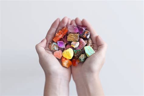Eine Hand Voll Von Mineralien Und Von Edelsteinen Stockbild Bild Von