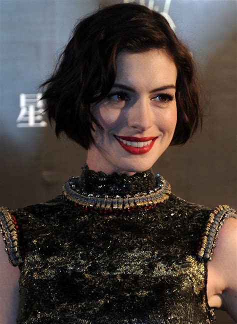 Anne Hathaway Short Wavy Curly Bob Haircut For Women Hairstyles Weekly