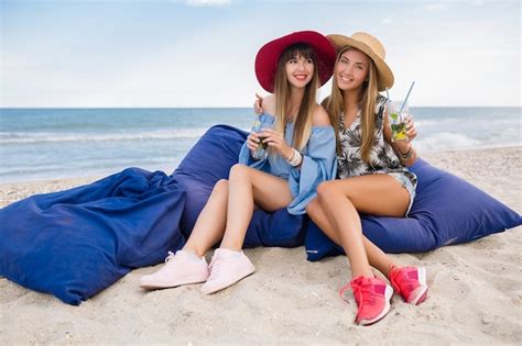 Stilvolle Hübsche Frauen In Den Sommerferien Am Tropischen Strand Freunde Zusammen