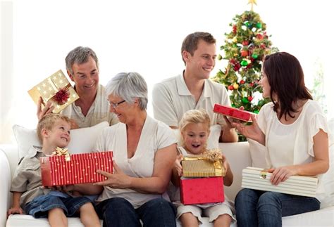 Familia Feliz En Casa Abriendo Regalos De Navidad Foto Premium