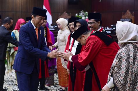 Presiden Jokowi Saksikan Pengambilan Sumpah Ketua Dan Wakil Ketua Mk