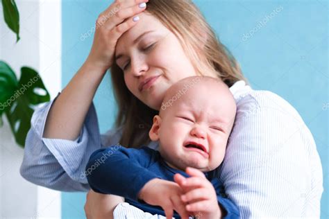 Mamá Cansada Tratando De Calmar A Su Bebé Llorando Niño Rabioso Recién