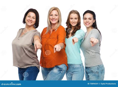 Grupo De Mujeres Felices Que Señalan El Finger En Usted Imagen De