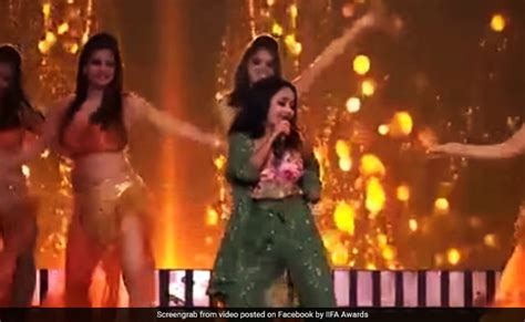 Neha Kakkar Stage Performance Video Viral On Internet नेहा कक्कड़ ने बेहतरीन सॉन्ग और डांस से