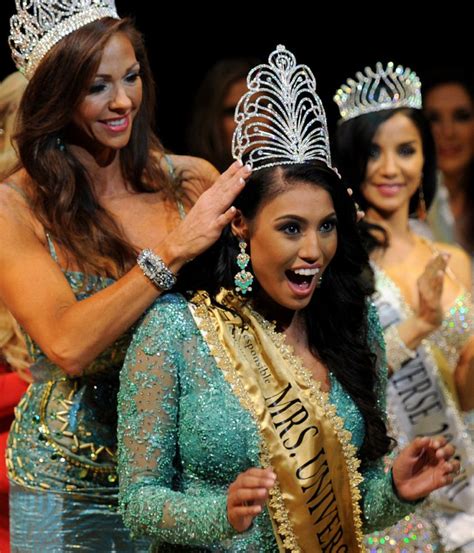 Ashley Callingbull Being Crowned The Winner At The 2015 Mrs Universe Pageant Callingbull Is