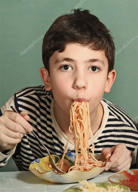 Мальчик ест спагетти крупным планом фото стоковое фото ©ulianna 124987640