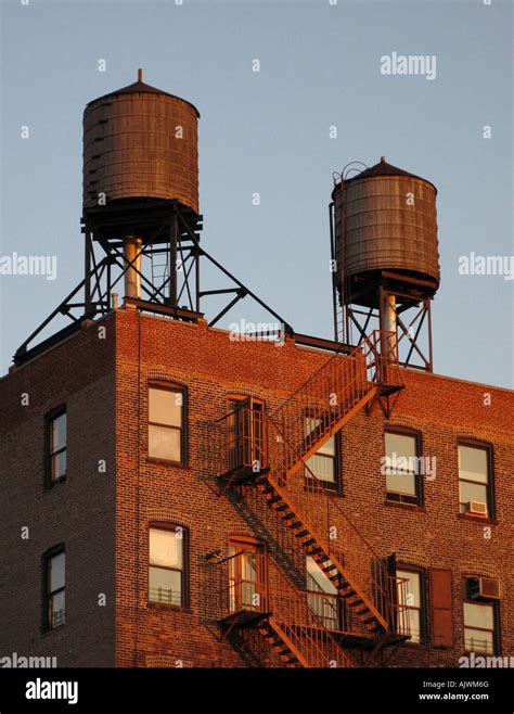Rooftop Water Towers Nyc Ubiquitous In New York City Stock Photo Alamy