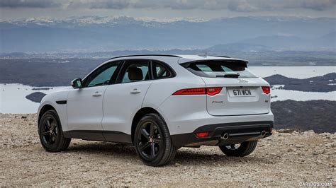 There are two classic standard exterior paint colors that you can't go wrong with: 2017 Jaguar F-PACE 3.0d AWD Diesel (Color: Glacier White ...