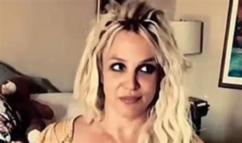 Britney Spears Tells Fans Don T Call The Cops After Bizarre Accent