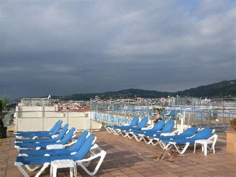 Muy cerca podrá encontrar la playa y a unos 100 a 150 metros diversos bares y pubs, así como una parada de. Roof top Swimming area - Picture of H TOP Pineda Palace ...