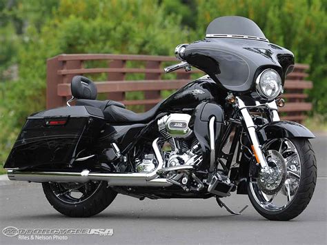 This is a big blue pearl with abs. 2012 Harley-Davidson CVO Street Glide Photos - Motorcycle USA