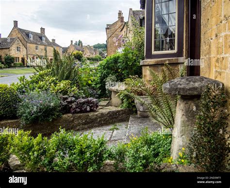 English Cottage Gardens Hi Res Stock Photography And Images Alamy