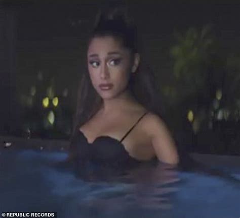 Ariana Grande Teases Girl On Girl Kiss In Her New Music Video Daily Mail Online