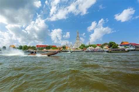 Premium Photo Wat Arun Thailandtemple Of Dawn Wat Arun With Boat