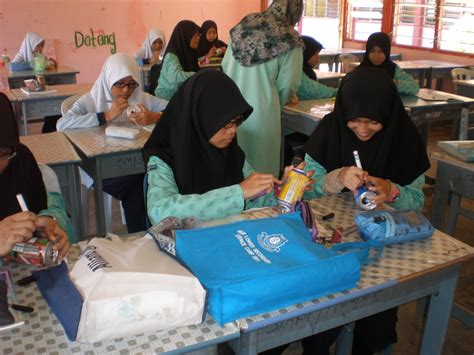 Alat dan bahan untuk membuat bunga mawar dari sedotan. Pandu Puteri Smkif: AKTIVITI MEMBUAT KRAFTANGAN DARI BAHAN ...