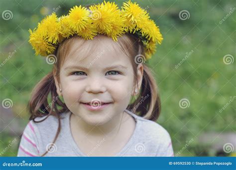 Gelukkig En Vrolijk Meisje Met Een Mooie Glimlach Stock Foto Image