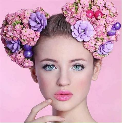 Pin By Fantasy On Damas De Roses Y Flores Flowers In Hair Floral