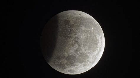 Gerhana bulan terjadi saat sebagian atau keseluruhan penampang bulan tertutup oleh bayangan bumi. Gerhana Bulan Penumbra Sabtu Dini Hari Besok, Dapat ...