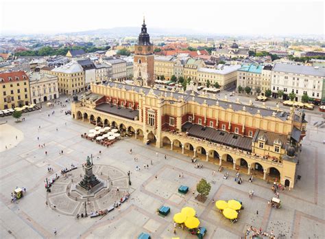 Dotychczasową kombinację torów postojowych, peronów przelotowych i czołowych zastąpiło 5 długich, częściowo zadaszonych peronów. Rynek Główny | Kraków, Poland Attractions - Lonely Planet