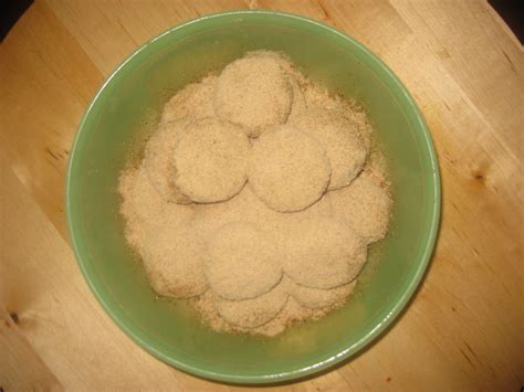 *diperbuat daripada tepung ubi kayu juga boleh digunakan sebagai bahan kuih tempatan. Di Bawah Tudung Saji: Kuih Abuk-abuk / Tepung Gomak