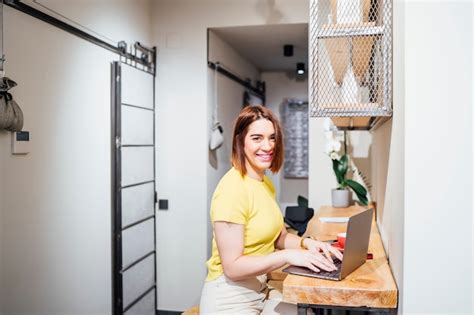 Hermosa Mujer Que Trabaja Con La Computadora En La Cafetería Foto