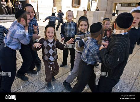 Orthodoxe Jüdische Kinder Tel Aviv Israel Stockfotografie Alamy