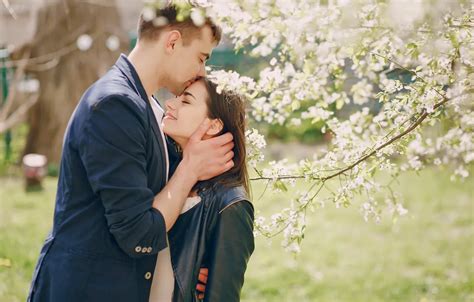 Обои девушка поцелуй весна объятия пара парень влюбленные