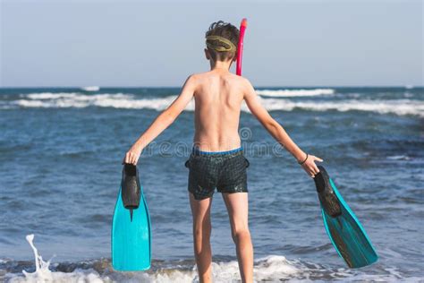 Ragazzo Teenager Nelle Alette Di Nuotata Che Si Immergono Maschera E Tude Nell Onda Del Mare