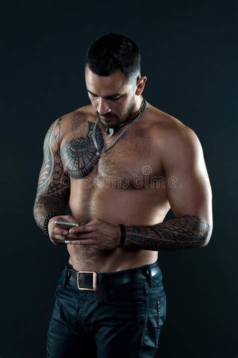 L Uomo Tatuato Muscolare Sta Facendo I Suoi Esercizi Con Il Bilanciere In Palestra Vicino Alla