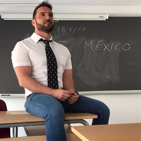 El profesor más sexy del mundo enciende las redes sociales José