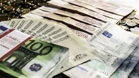 Рубль растёт к доллару и евро — РТ на русском