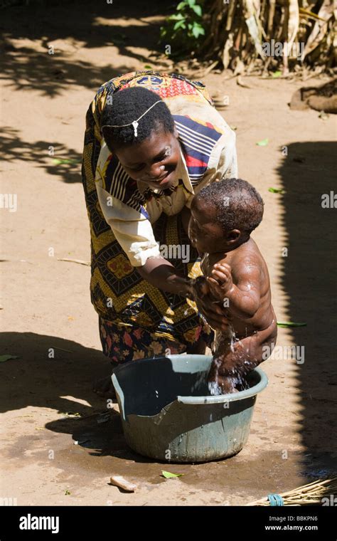 Ni Os De Africa Ba Andose Fotograf As E Im Genes De Alta Resoluci N Alamy