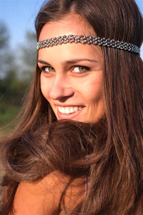 Following the ideology of restless and carefree hippies, their hairstyles still express eternal freedom and fun. 70 S Hippie Makeup And Hair - Mugeek Vidalondon