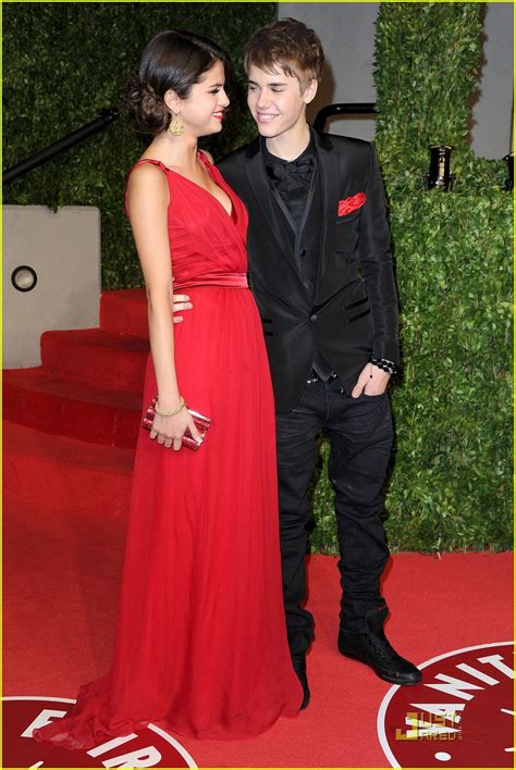 justin bieber and selena gomez holding hands at oscar party photo 2523946 2011 oscars justin