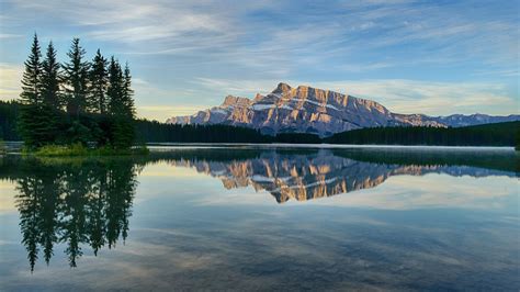 デスクトップ壁紙 自然 風景 山々 湖 木 森林 反射 雲 清水 ランドン山 アルバータ州 カナダ バンフ国立公園