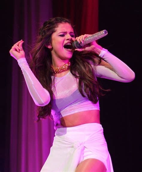 Selena Gomez Dancing   Selena Gomez Performance Stars Dance Tour View Download
