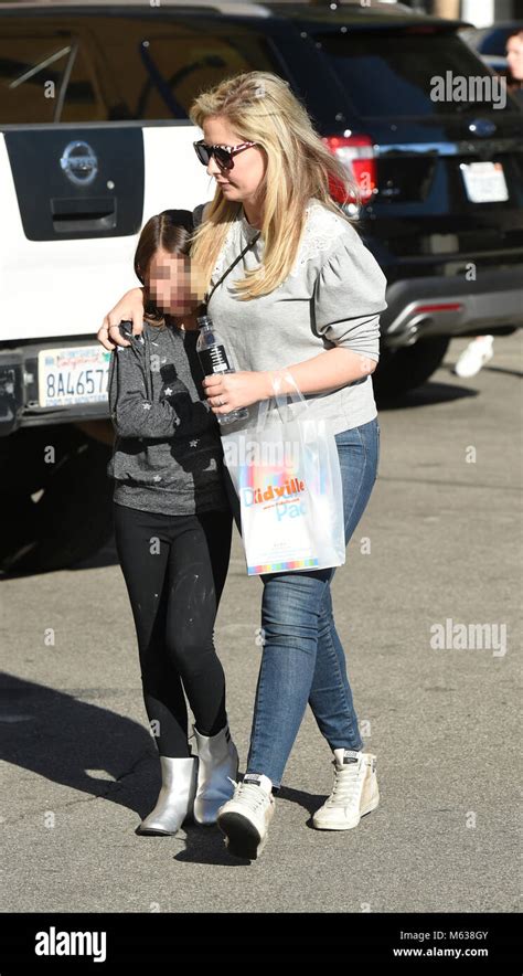 Sarah Michelle Gellar Goes Shopping With Daughter Charlotte Grace