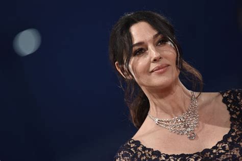 ولكنها أثبتت خلال حفل ميت جالا الأخير أن لديها كل أوراق الاعتماد لهذه الوظيفة، إذ ظهرت على. مونيكا بيلوتشى "قمر 14" على السجادة الحمراء بفينسيا ...