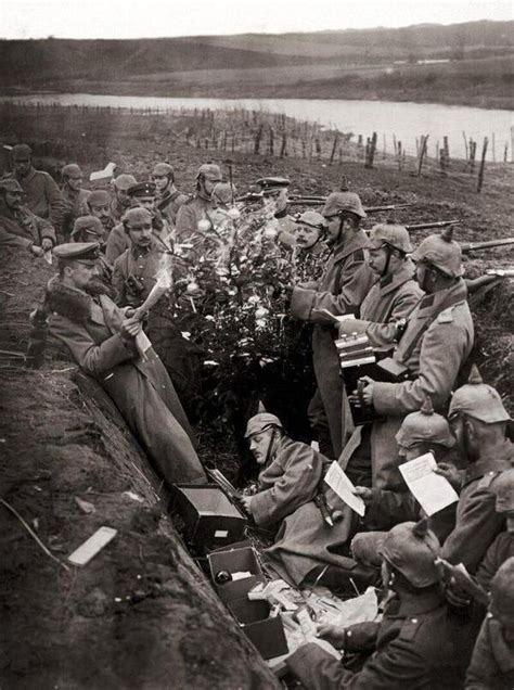 Christmas In The German Trenches During World War 1 1914 600x806 R