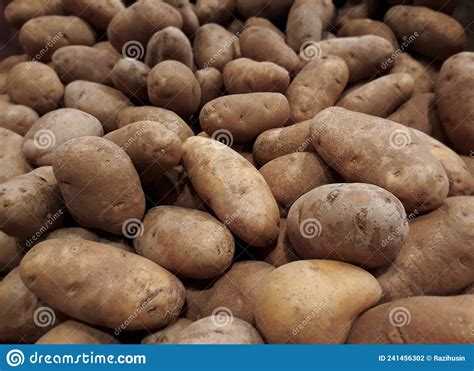 Fondo De Verduras De Patatas Crudas En El Supermercado Foto De Archivo