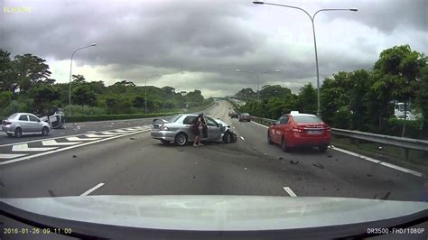 Horrible Accident In Singapore Sle Expressway Youtube