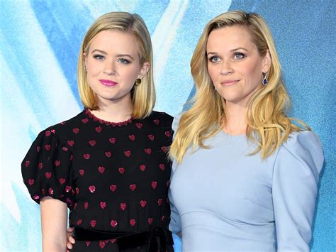 reese witherspoon took her daughter to work famous moms reese witherspoon ava phillippe