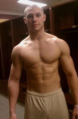 SHIRTLESS MALE MUSCULAR Athleic Hunk Shaved Head Locker Room PHOTO X